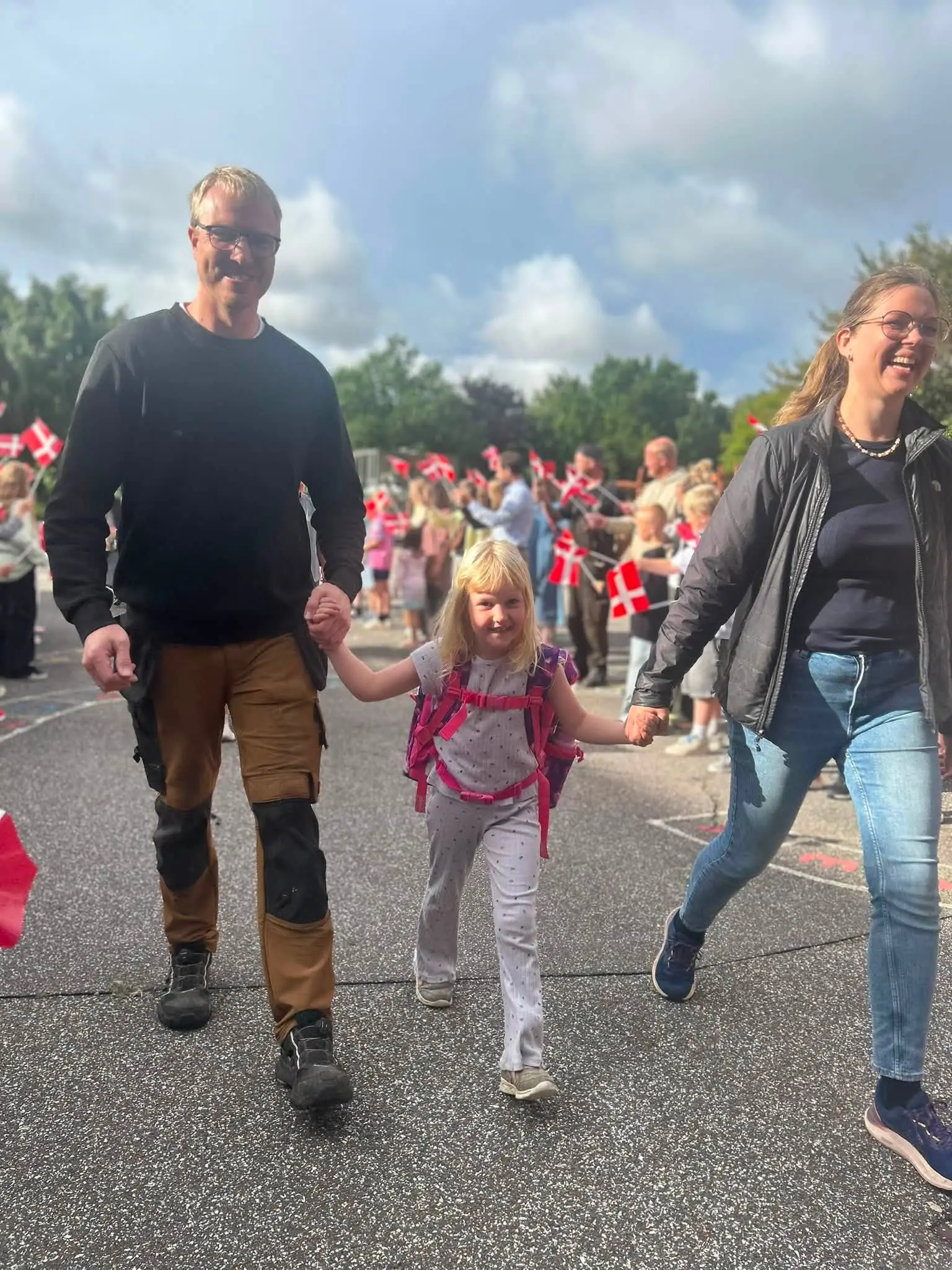 Forældre følger deres datter på første skoledag