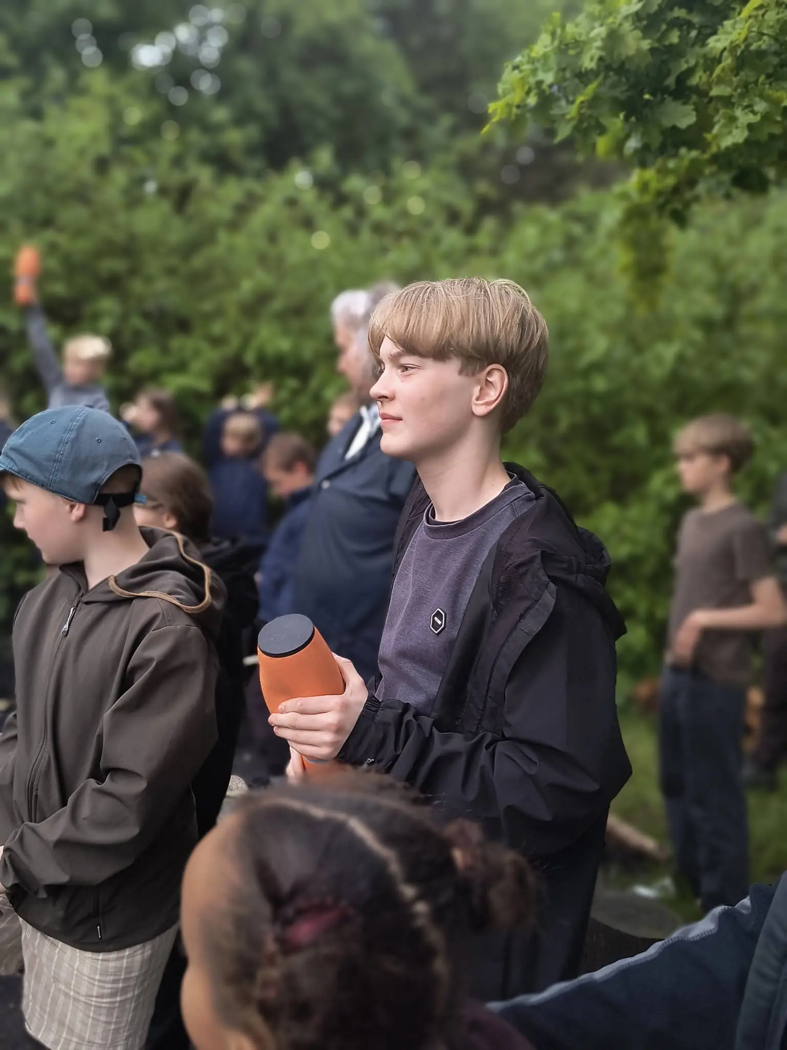 En gruppe ældre elever samlet udenfor på lejrtur