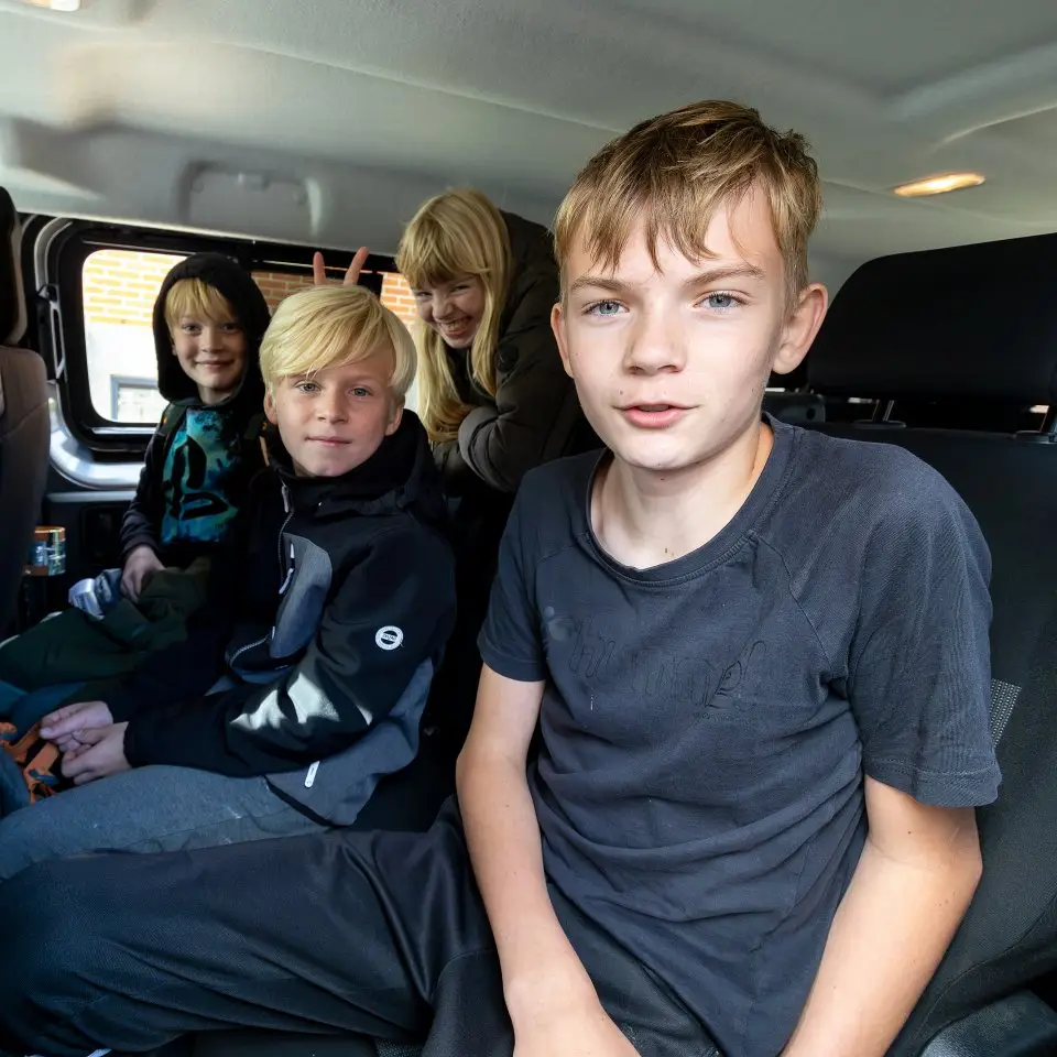 Elever sidder klar på bagsædet i skolebussen